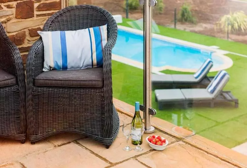 リゾートホテル Herons House Sleeps 12, Heated Pool, Hot Tub, Sauna, Games Room 5 Star!