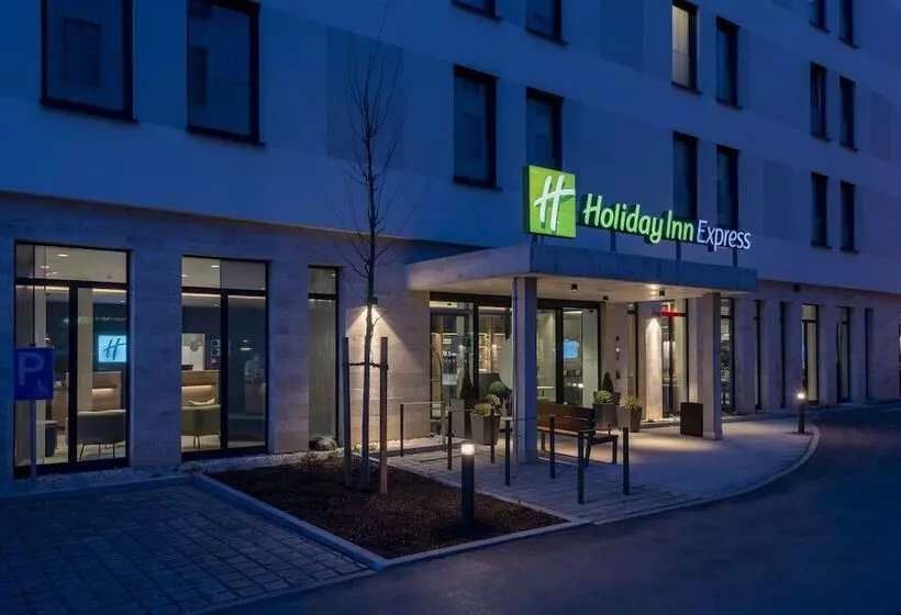 هتل Holiday Inn Express   Munich North, An Ihg