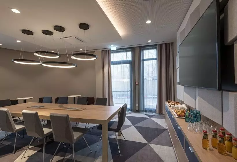 هتل Holiday Inn Express   Munich North, An Ihg