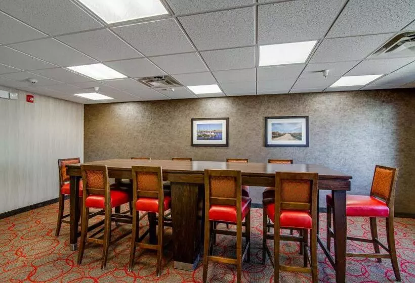 Hotelli Inn At Hunters Run