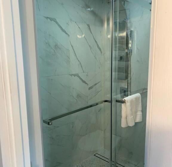 Romantic Beachside Escape   Spa & Wine Retreat For Two