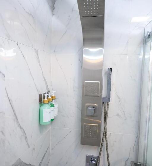 Romantic Beachside Escape   Spa & Wine Retreat For Two