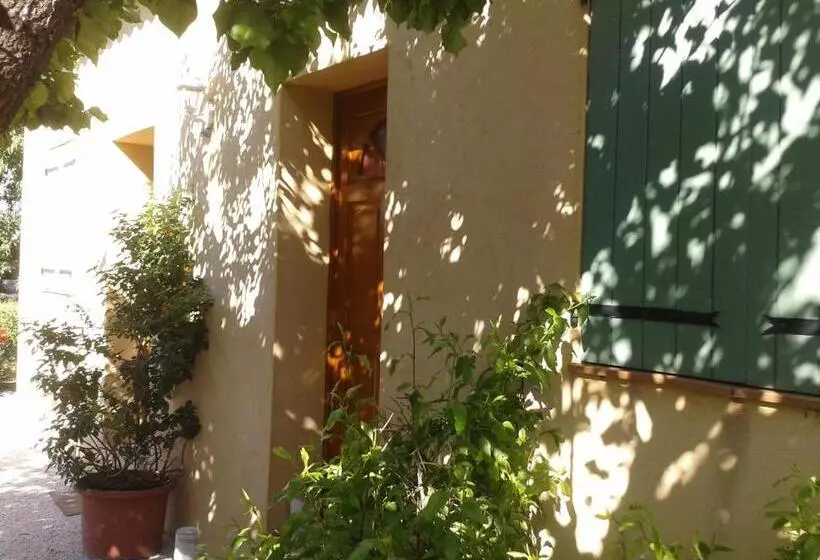 تختخواب و صبحانه Gîte Aux Amandiers