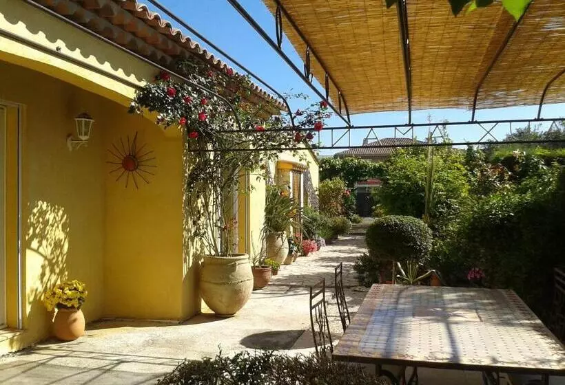 تختخواب و صبحانه Gîte Aux Amandiers