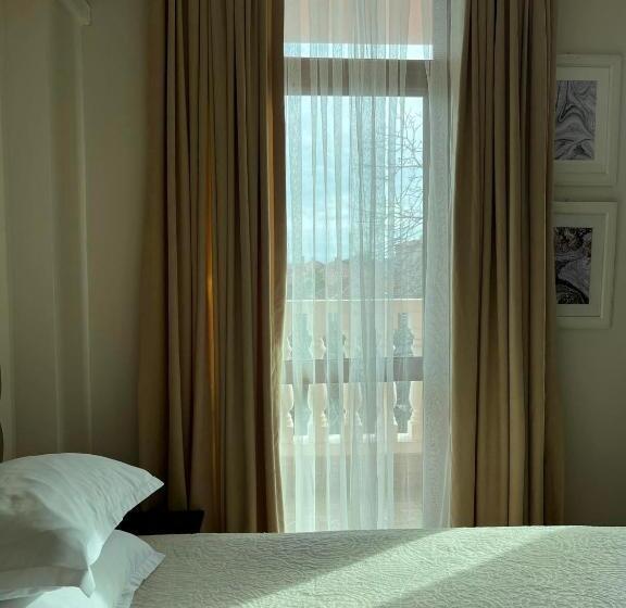 پانسیون Red House Family