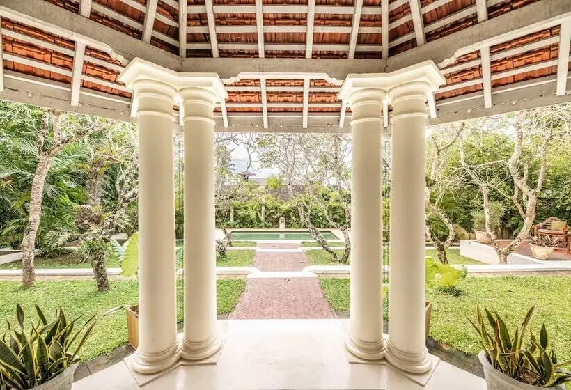 پانسیون The Sun House