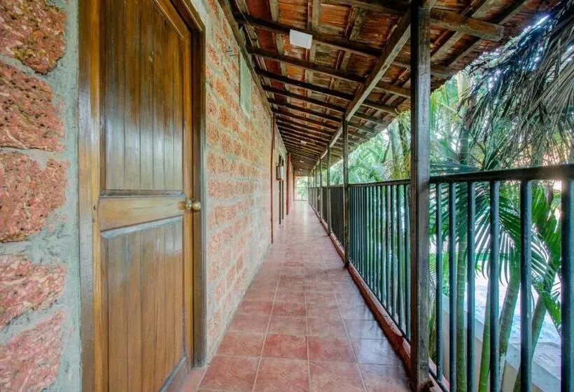 هتل Sea Breeze Beach, Calangute, Goa