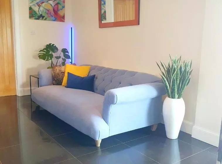 The Blue Horse Suite At The Grumpy Schnauzer B&b Private Hot Tub, Gym, Breakfast, Stunning!