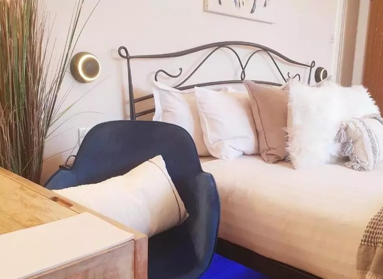 The Blue Horse Suite At The Grumpy Schnauzer B&b Private Hot Tub, Gym, Breakfast, Stunning!