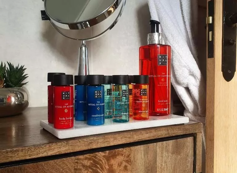 The Blue Horse Suite At The Grumpy Schnauzer B&b Private Hot Tub, Gym, Breakfast, Stunning!