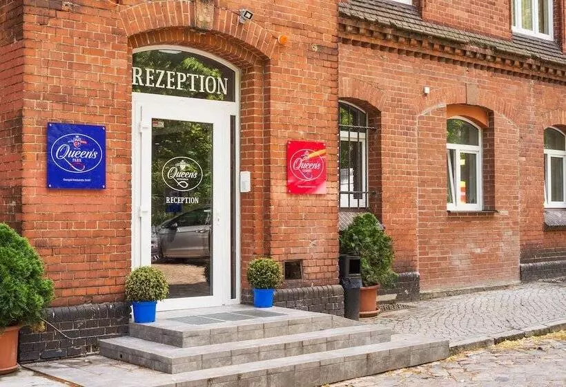 هتل Queens Park
