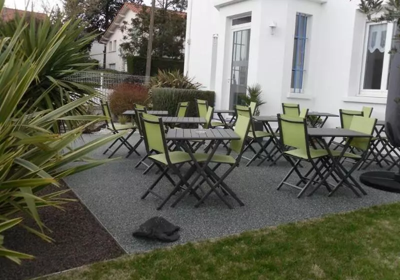 Отель The Originals Access, Hôtel Corinna, Royan