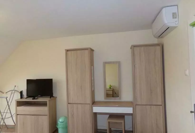 پانسیون Hold On Apartman