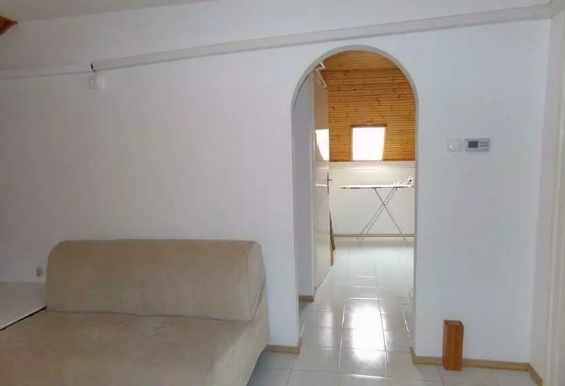 پانسیون Hold On Apartman