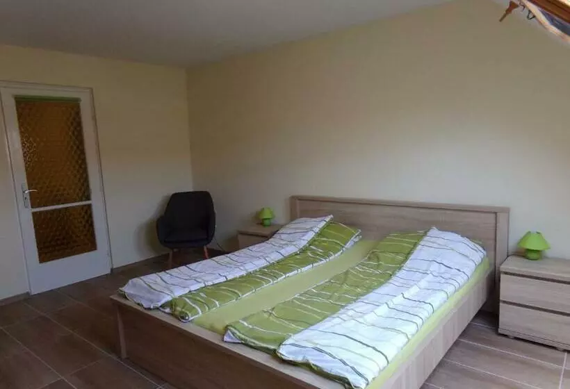 پانسیون Hold On Apartman