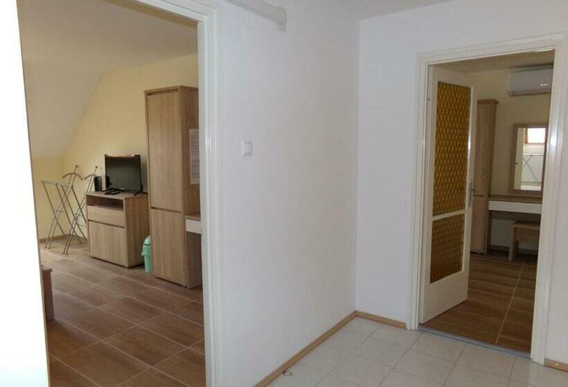 بنسيون Hold On Apartman