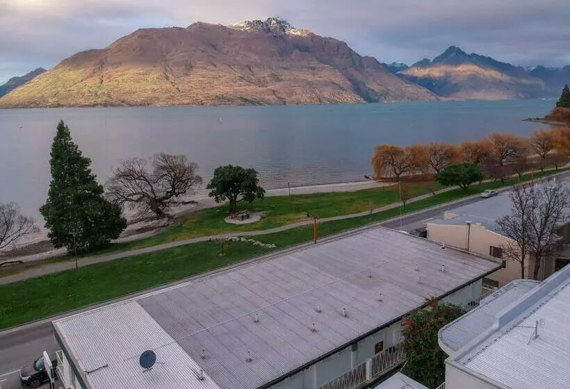 هاستل Lakeside Backpackers