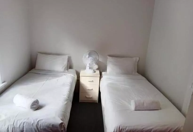 هاستل Lakeside Backpackers