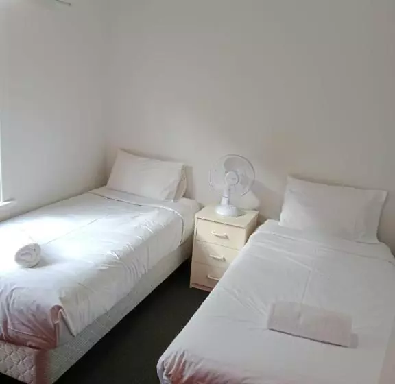 هاستل Lakeside Backpackers