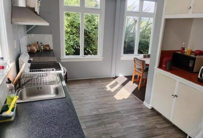 هاستل Lakeside Backpackers