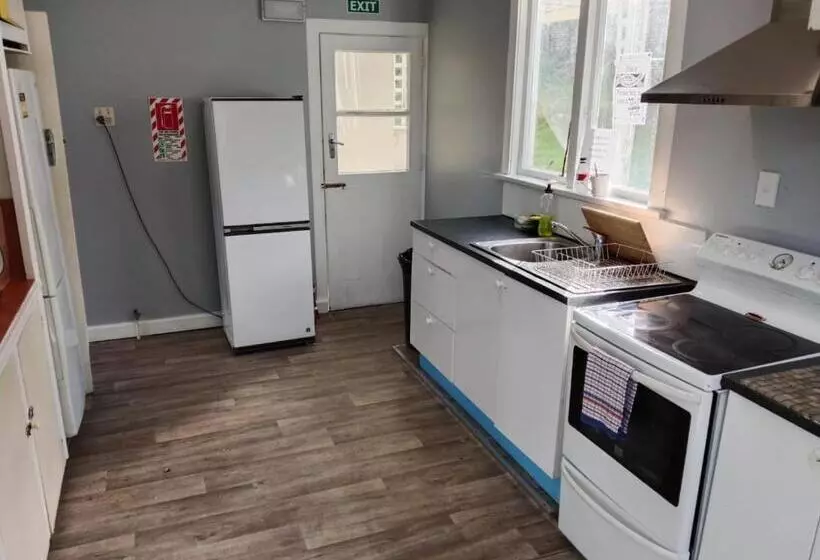 هاستل Lakeside Backpackers