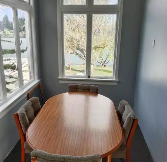 هاستل Lakeside Backpackers