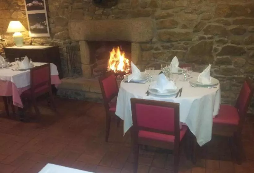 هتل Logis Auberge De Keralloret