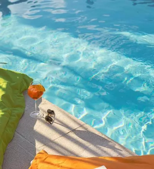 Отель Contact Hôtels Les Pierres Dorées