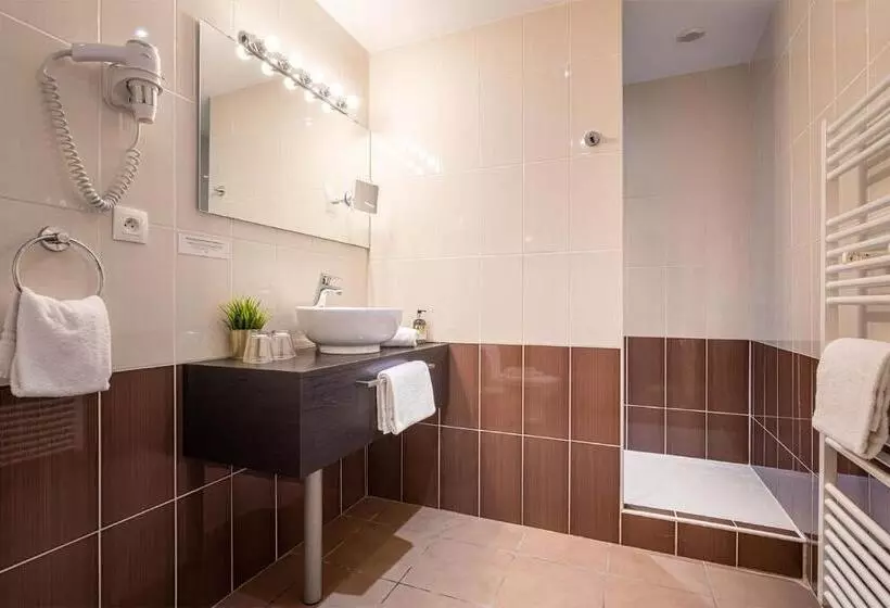 Отель Contact Hôtels Les Pierres Dorées