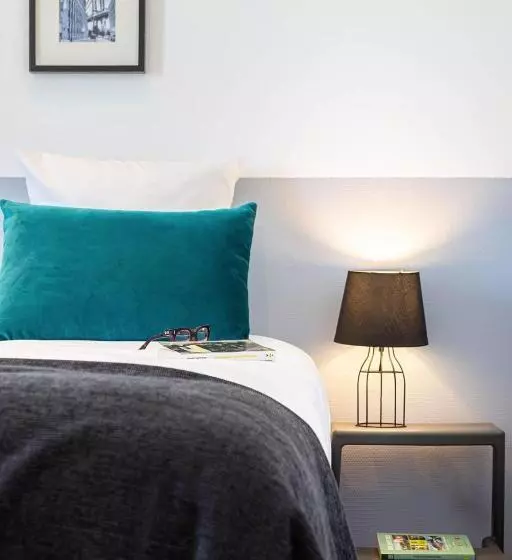 Отель Contact Hôtels Les Pierres Dorées