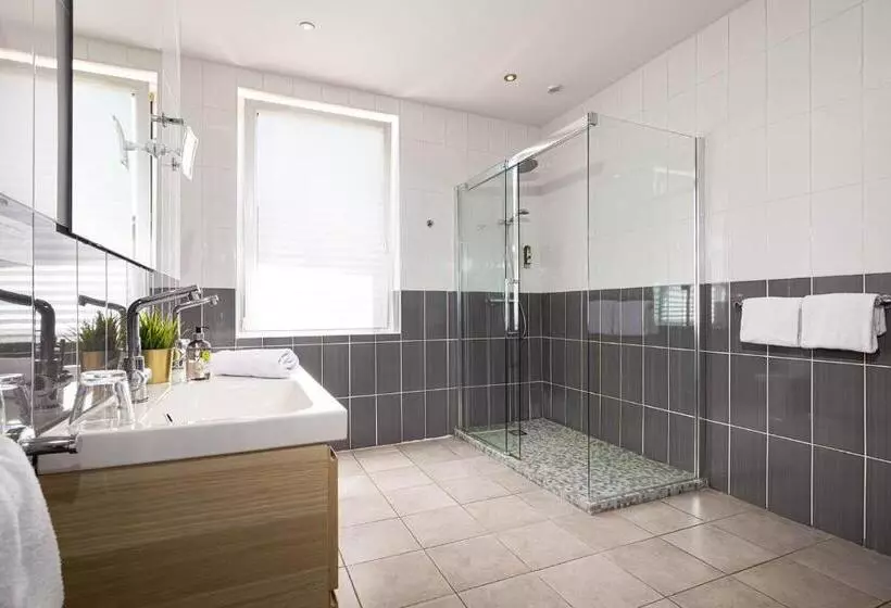 Отель Contact Hôtels Les Pierres Dorées