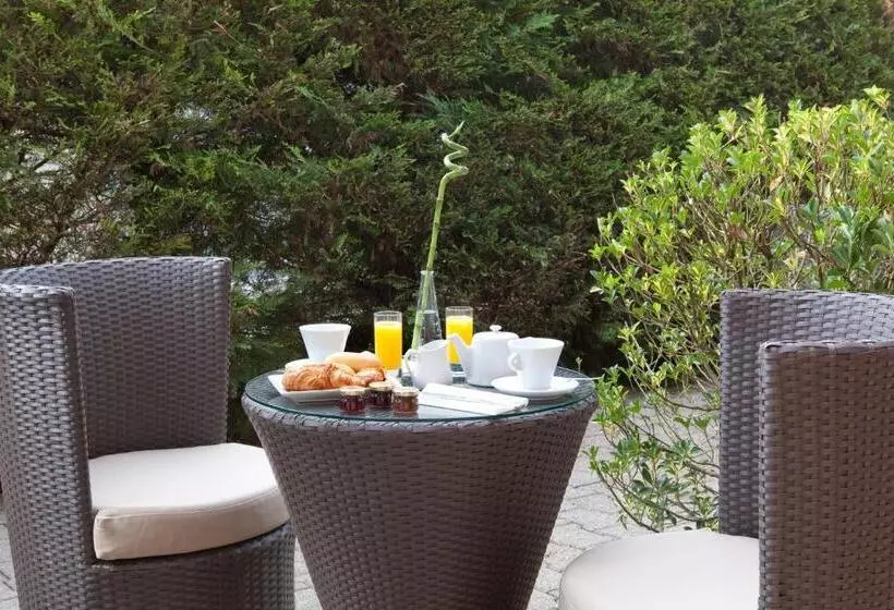 Отель Contact Hôtels Les Pierres Dorées