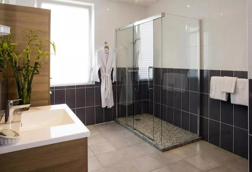 Отель Contact Hôtels Les Pierres Dorées