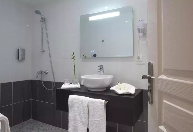 Отель Contact Hôtels Les Pierres Dorées