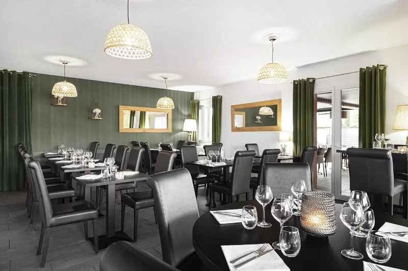 Отель Contact Hôtels Les Pierres Dorées