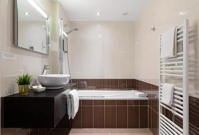 Отель Contact Hôtels Les Pierres Dorées