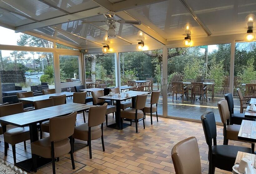 Отель Logis Hôtel Emeraude Des Bois