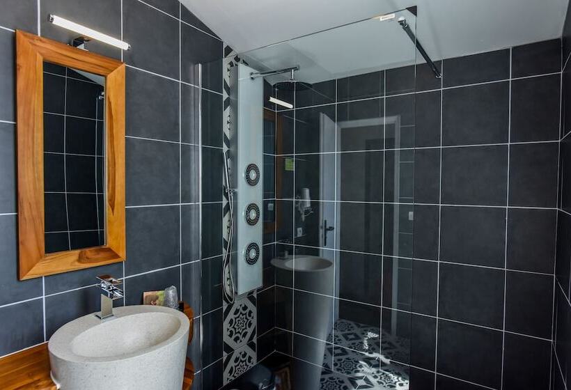 Отель Logis Hôtel Emeraude Des Bois