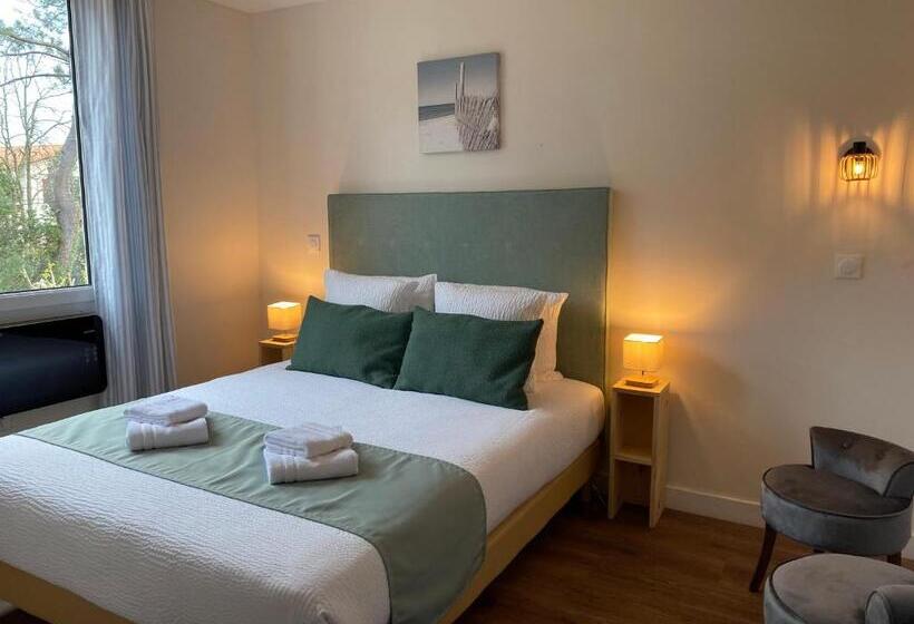 Отель Logis Hôtel Emeraude Des Bois