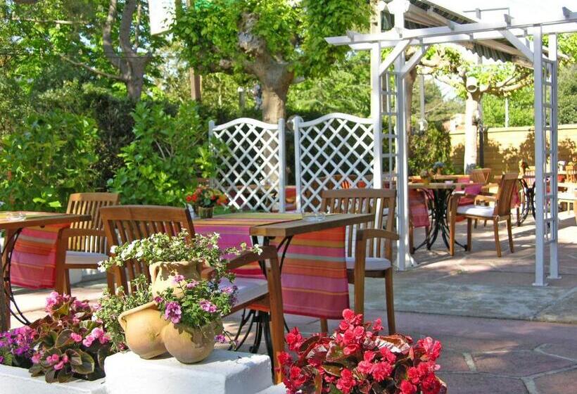 Отель Logis Hôtel Emeraude Des Bois