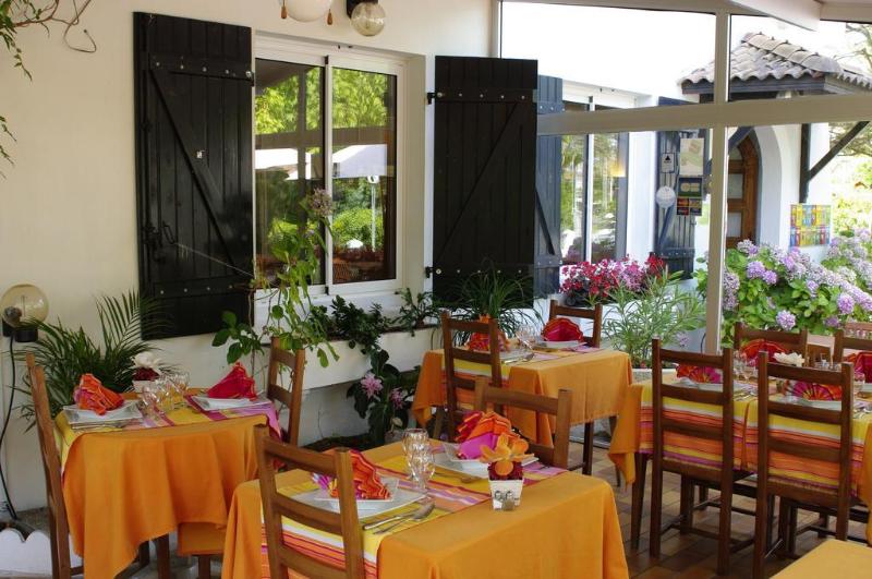 Отель Logis Hôtel Emeraude Des Bois