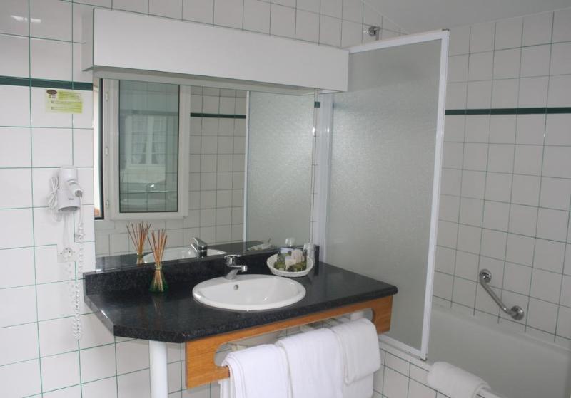 Отель Logis Hôtel Emeraude Des Bois