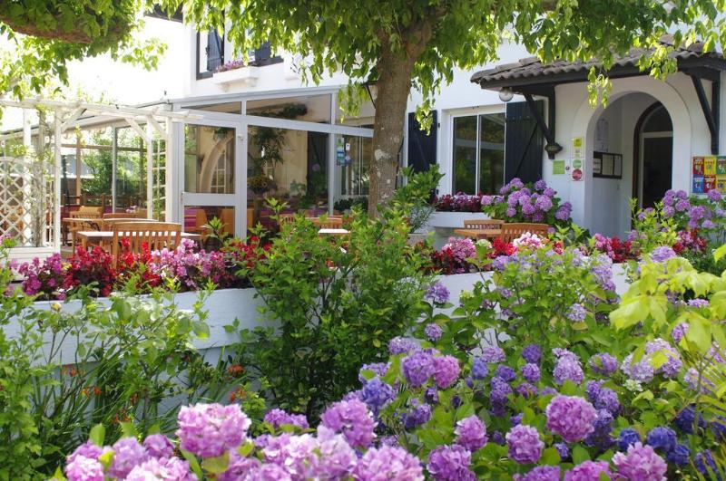 Отель Logis Hôtel Emeraude Des Bois