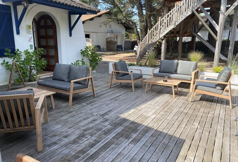 Отель Logis Hôtel Emeraude Des Bois