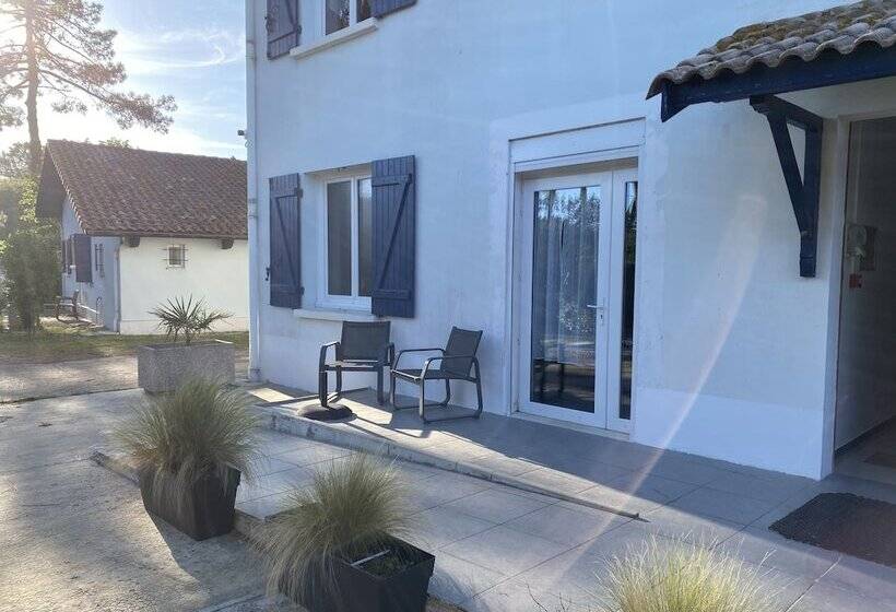 Отель Logis Hôtel Emeraude Des Bois