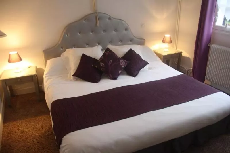 Hotelli Logis Hôtel Emeraude Des Bois