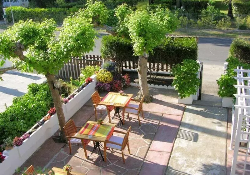 Hotelli Logis Hôtel Emeraude Des Bois