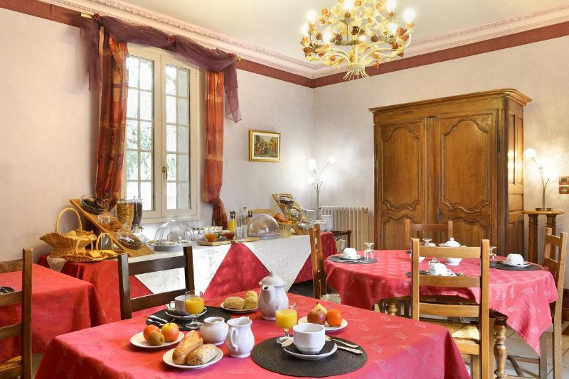 Отель Logis Manoir De La Giraudiere