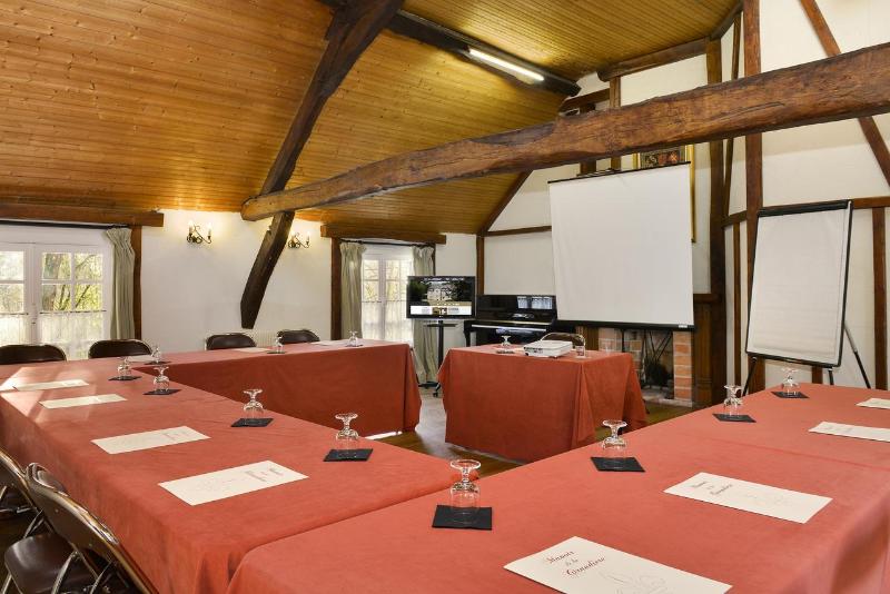 Отель Logis Manoir De La Giraudiere