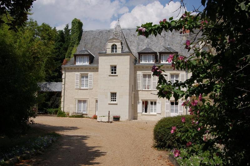 Отель Logis Manoir De La Giraudiere